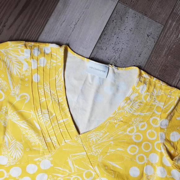 Liz Claiborne Short Sleeve V-Neck Floral Tee Yellow and White Size Large NWOT - Picture 8 of 15